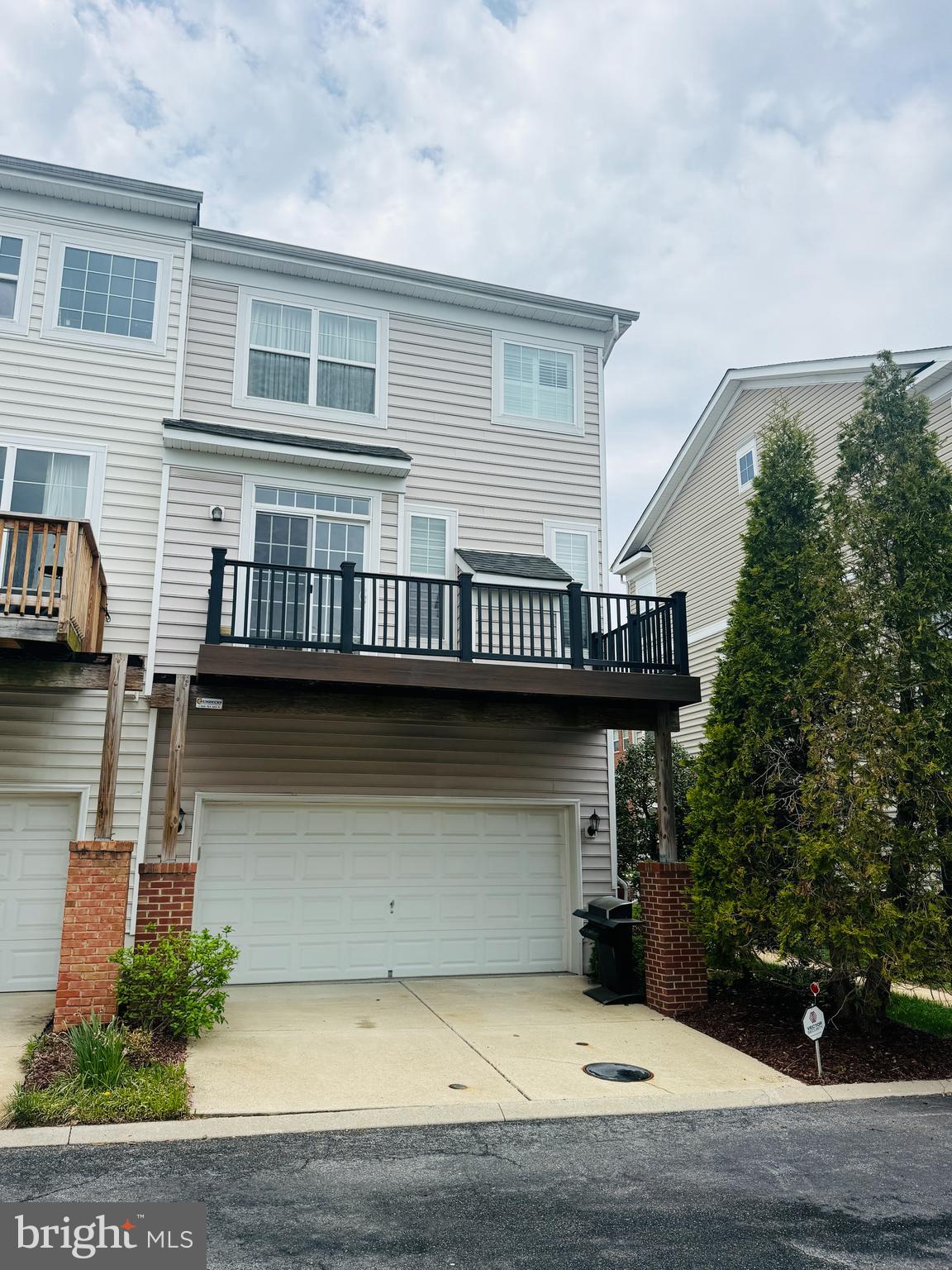 627 AVA CIRCLE NE