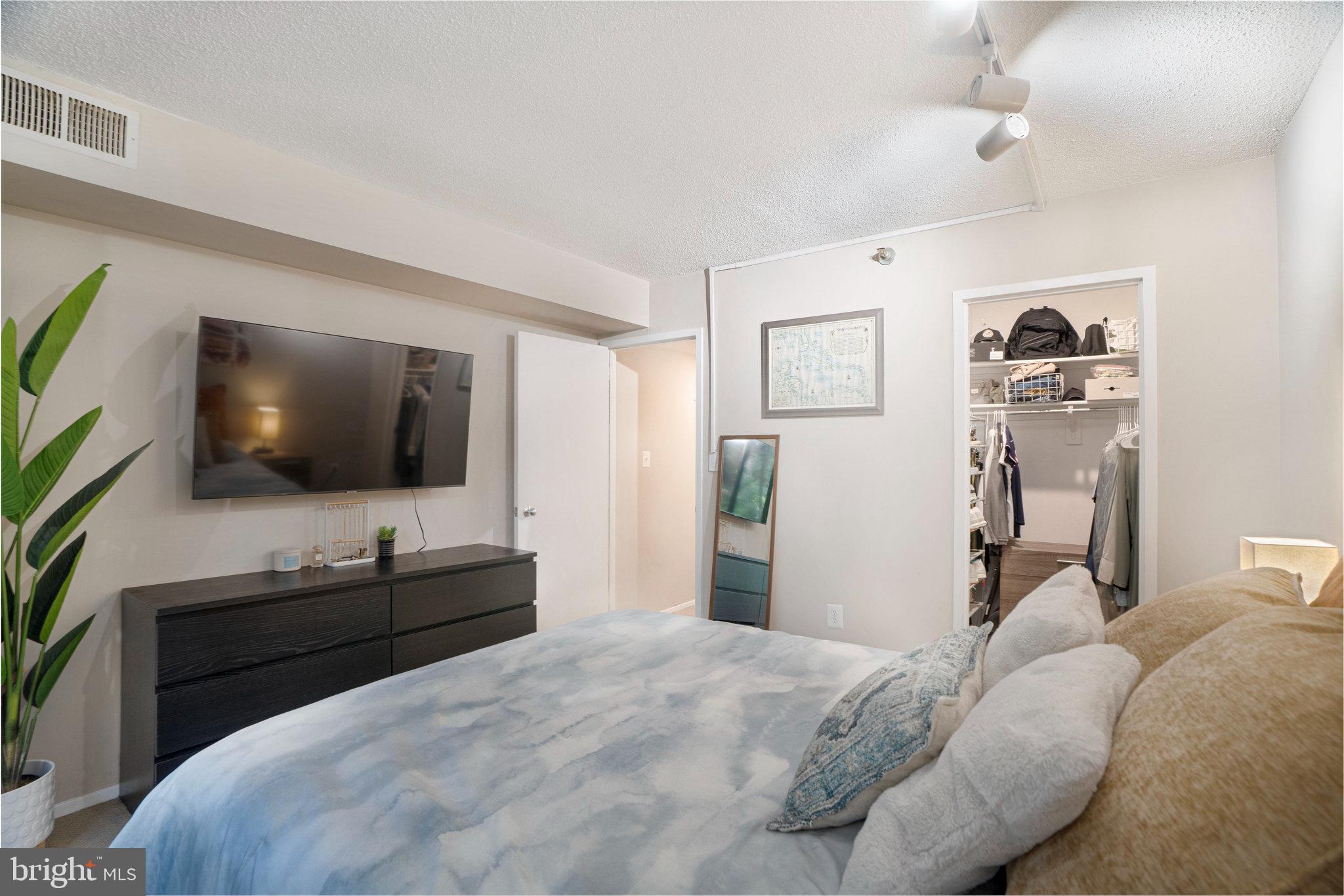 ENCORE OF MCLEAN - Residential