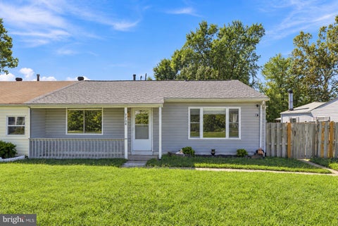 Townhouse For Sale - 7704 Queens Park Road<br/> PASADENA, MD 21122
