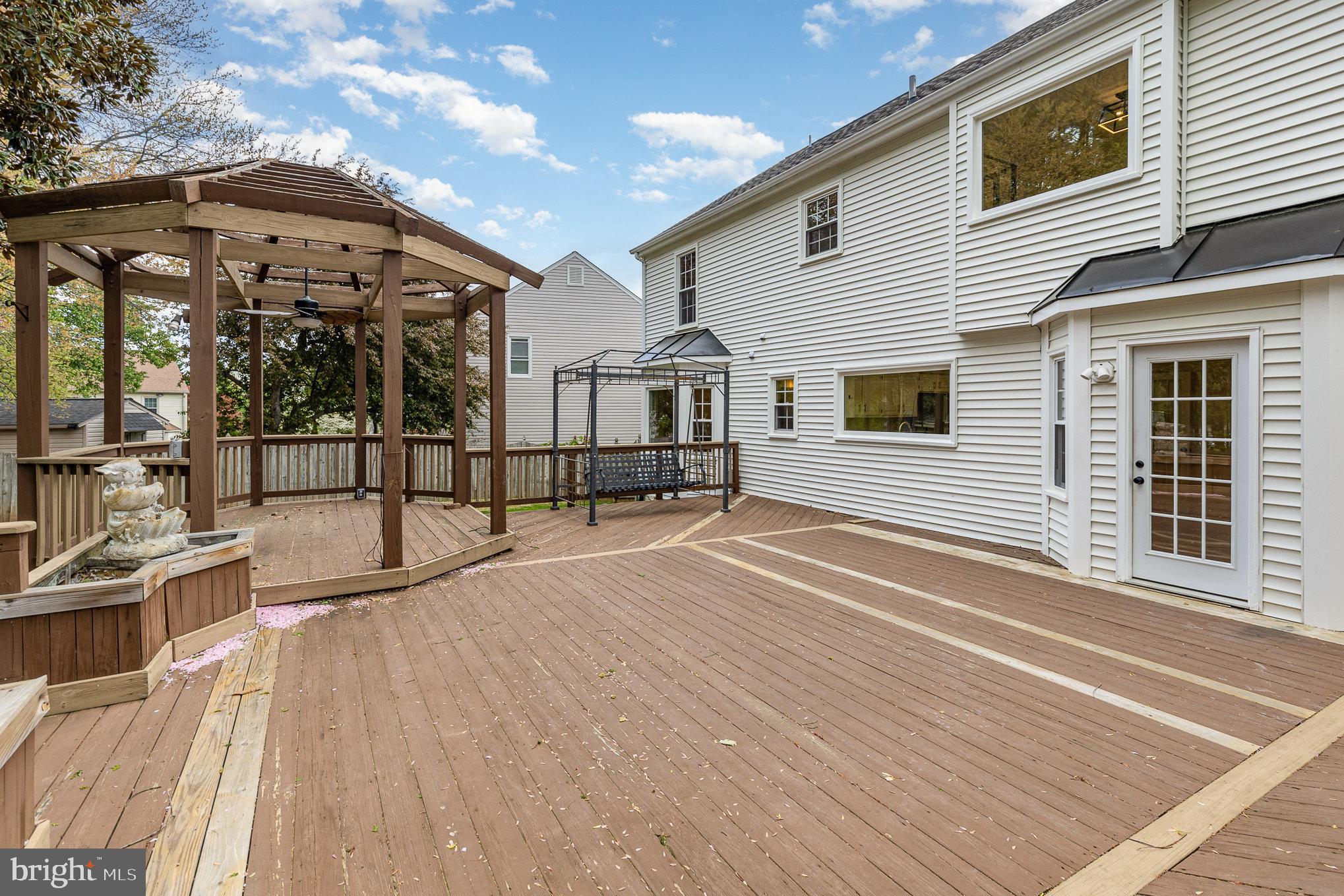 CRYSTAL LAKE - Residential