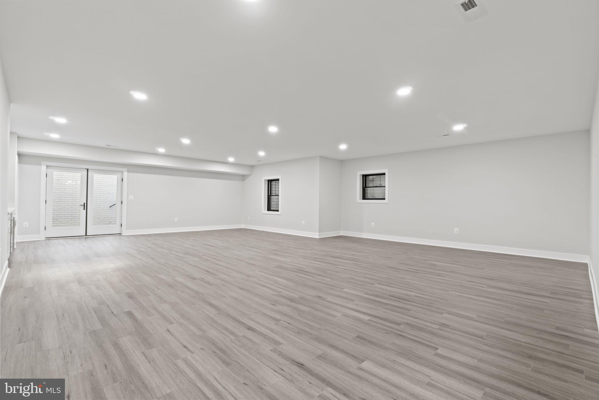 VIENNA WOODS - Residential