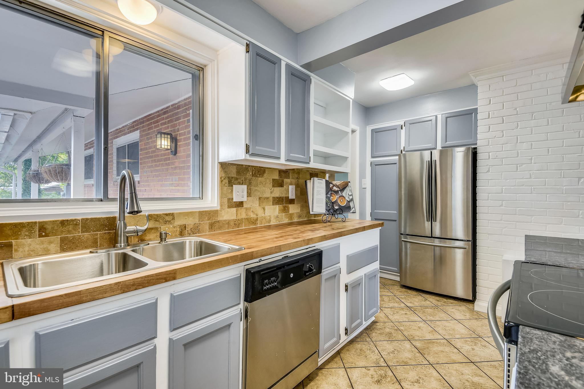 COUNTRY CLUB HILLS - Residential