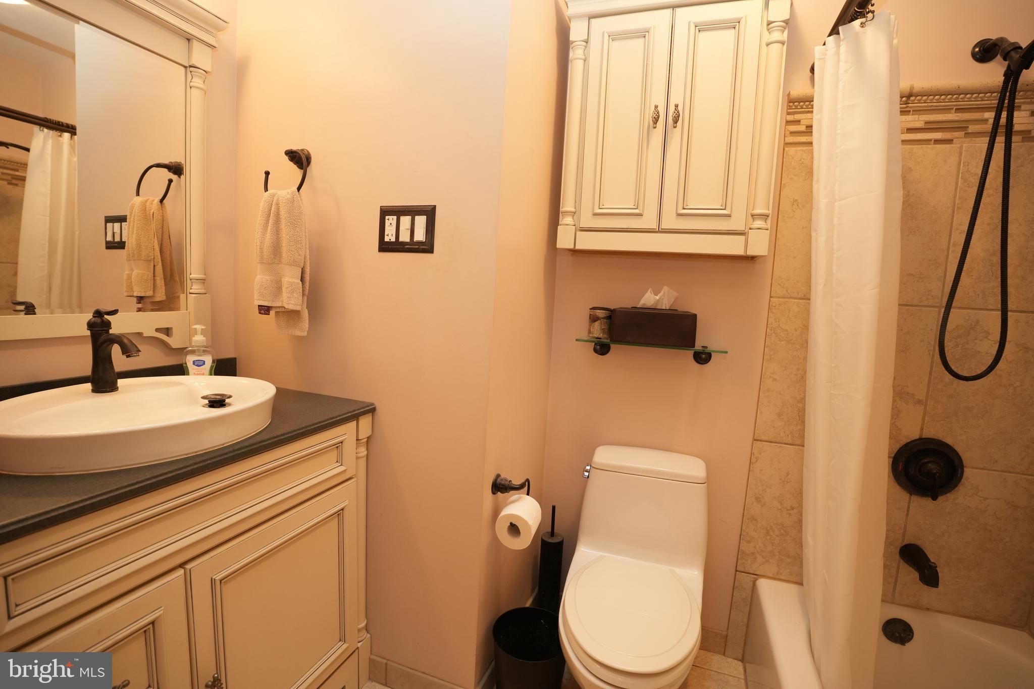 KINGSTON MANOR - Residential