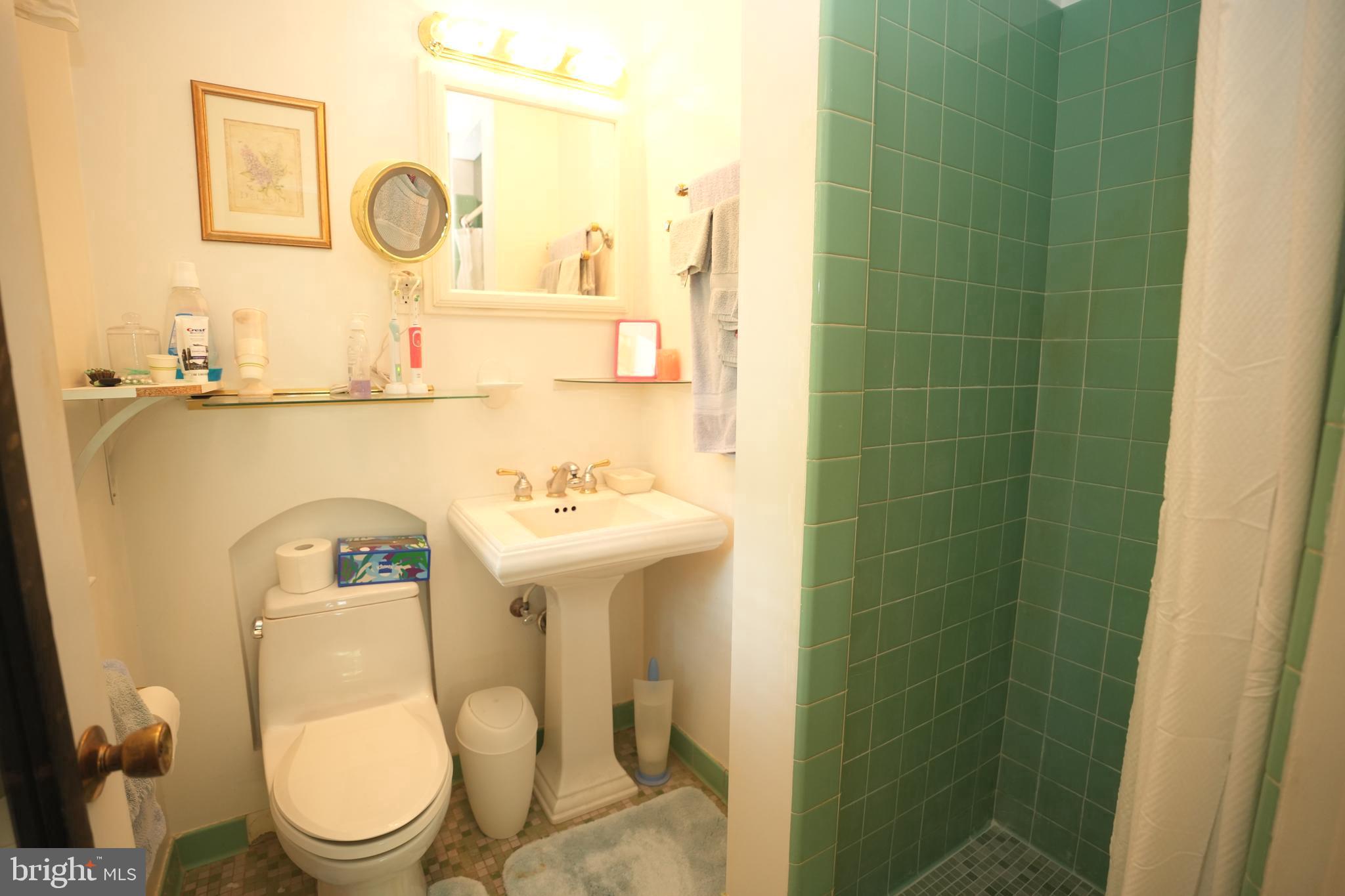 KINGSTON MANOR - Residential