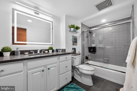 Photo of 604 - 36 S Washington Square #2609, PHILADELPHIA, PA 19106 (MLS # PAPH2645160)