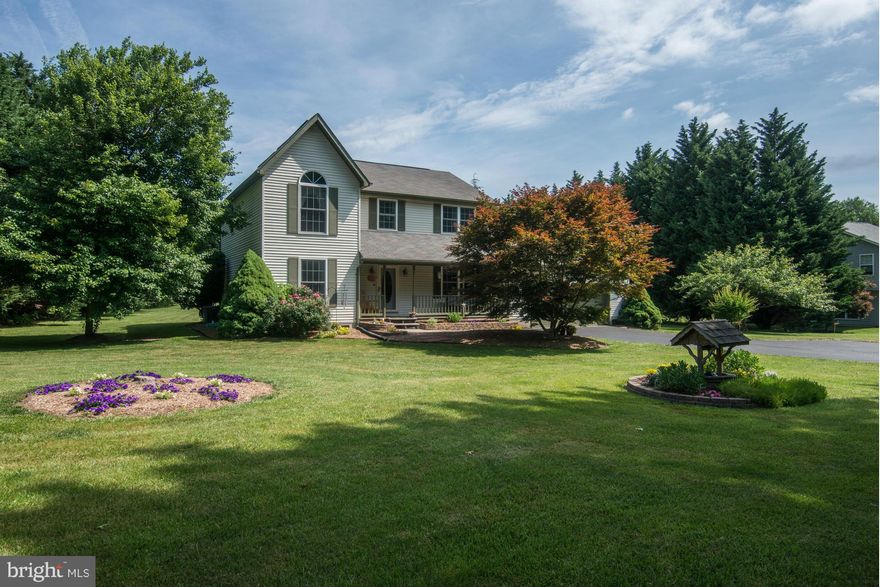 PARADISE DESCRIBES THIS 4 BEDROOM, 2 1/2 COLONIAL WITH UPDATED KITCHEN W/ISLAND AND UPDATED BATHROOMS.  BEAUTIFULLY LANDSCAPED YARD SITUATED ON 1.07 FLAT ACRES.  YOU'LL FEEL LIKE YOU'RE ON VACATION WITH THE SCREENED IN DECK WITH CEILING FAN ADJACENT TO A SECOND DECK OVERLOOKING THE PRIVATE BACK YARD WITH A GUNITE POOL.  CONVENIENT NORTHERN LOCATION.  DON'T MISS THIS BEAUTY AND MAKE IT YOURS TODAY!