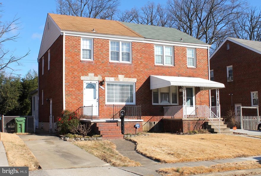 Natural light shines through this charming duplex in the Parkville area. Fresh carpet and paint throughout this spacious home on a quiet street. Enjoy outdoor entertaining on fully screen deck off. Cozy up by the fireplace in the lower level family room.  Keep your front living room tidy while relaxing in the large bonus room adjacent to the kitchen/dining area.