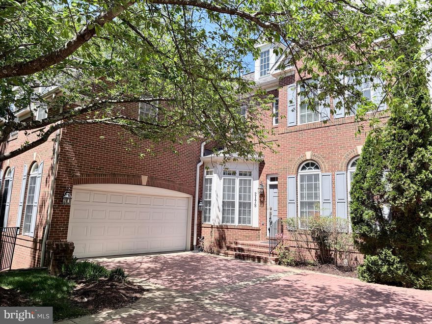 ABSOLUTELY BEAUTIFUL AND SPACIOUS HOME IN HEART OF TYSONS CORNER. 5 BED/4.5BATH.2 CAR GARAGE. GOURMET KITCHEN & SPACIOUS FAMILY ROOM. OVER 4800 SQFT. 
MASTER BEDROOM SUITE WITH SITTING AREA & LUXURY BATH. BRAND NEW CARPET AND PAINT.
GREAT LOCATION-ONLY MINUTES TO D.C., METRO, 495, 66, GREAT  SHOPPING AND RESTAURANTS**