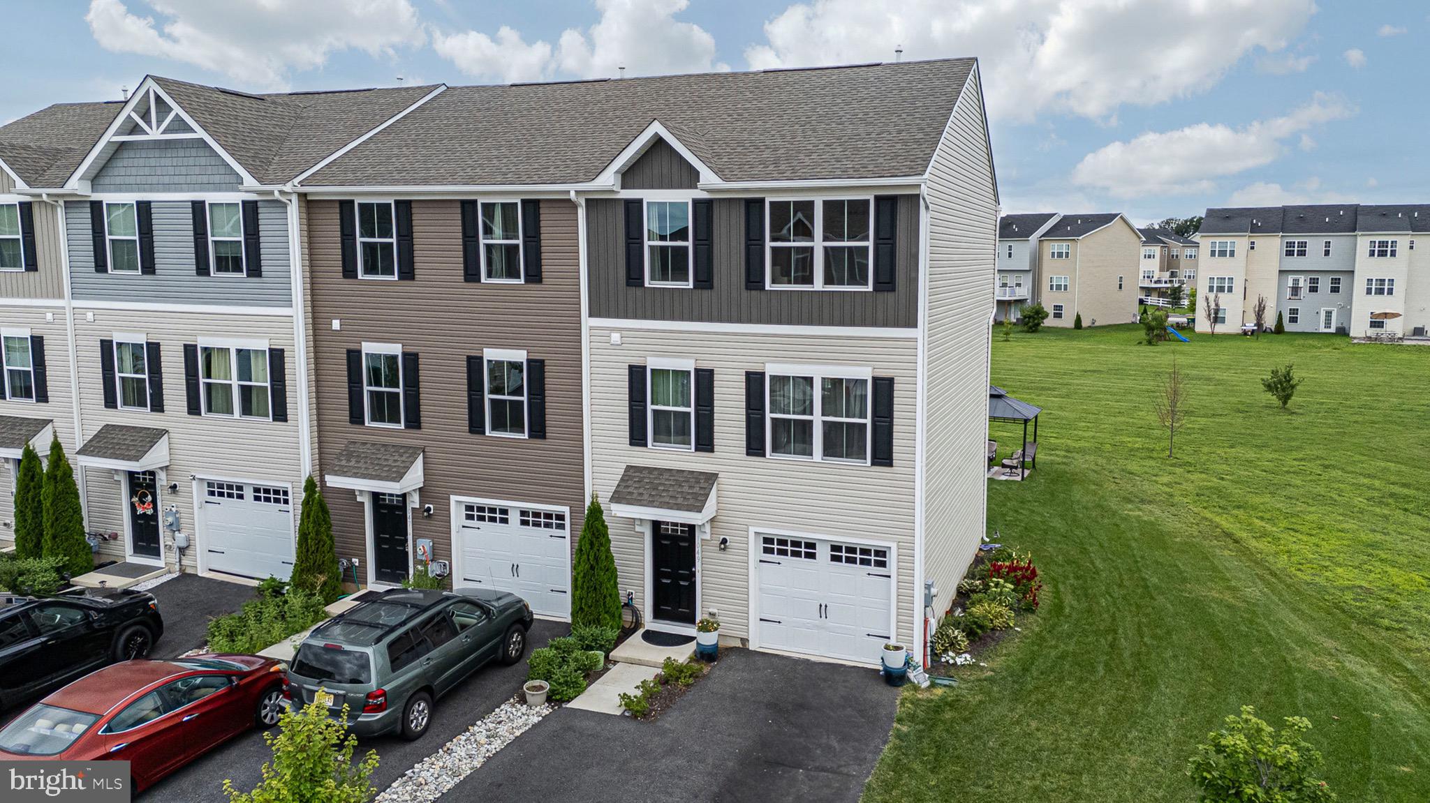 1049 WICKERSHAM WAY