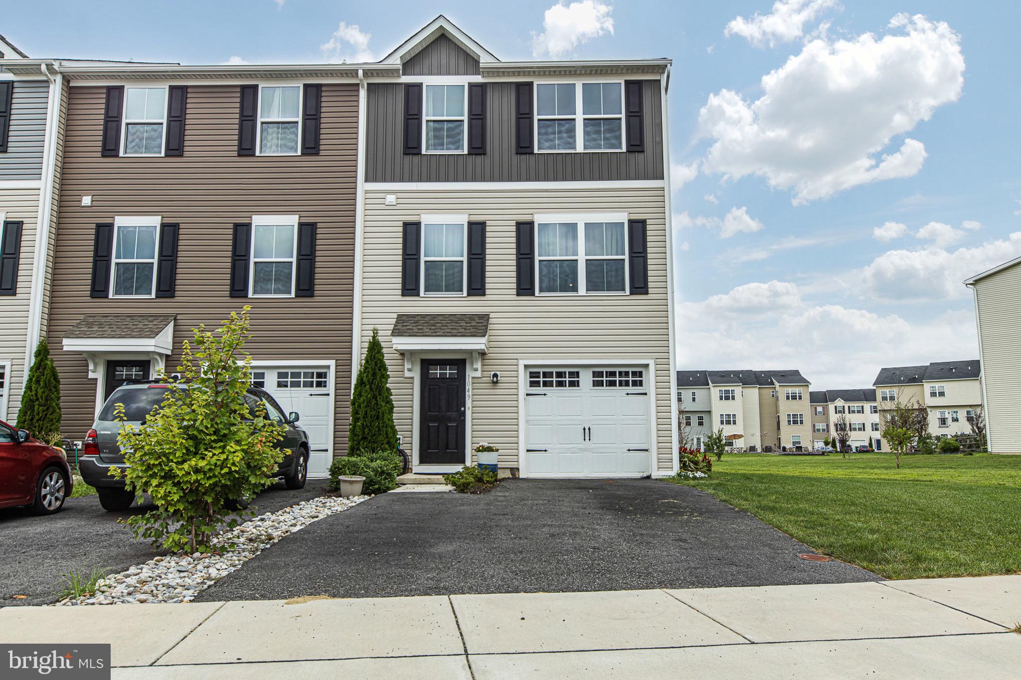 1049 WICKERSHAM WAY