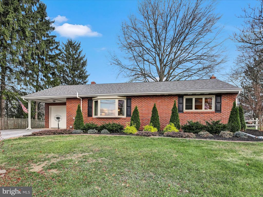 Photo of 827 Pine Hill Road, LITITZ, PA 17543 (MLS # PALA2061494)