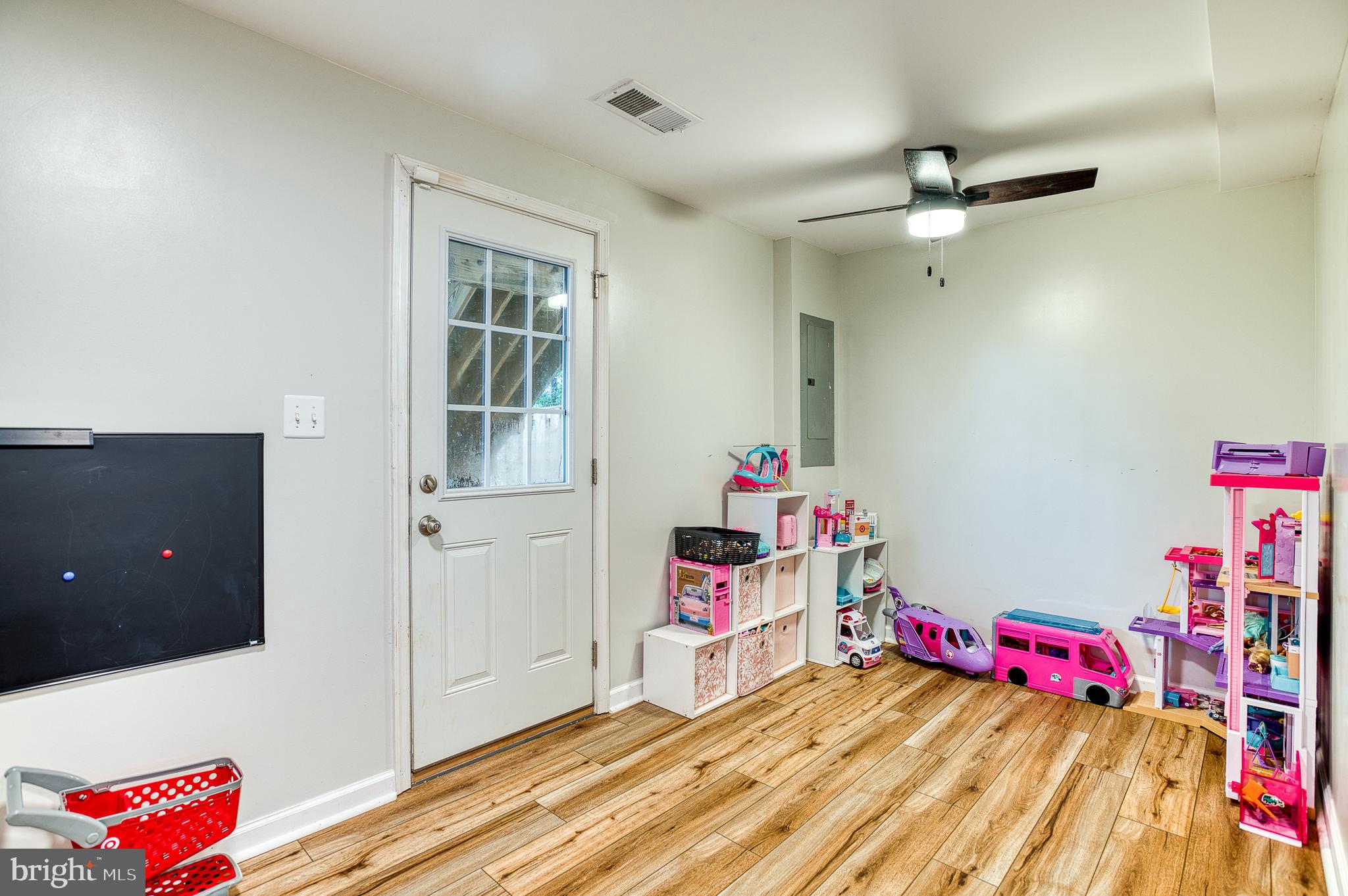 1905 CREPE MYRTLE LANE