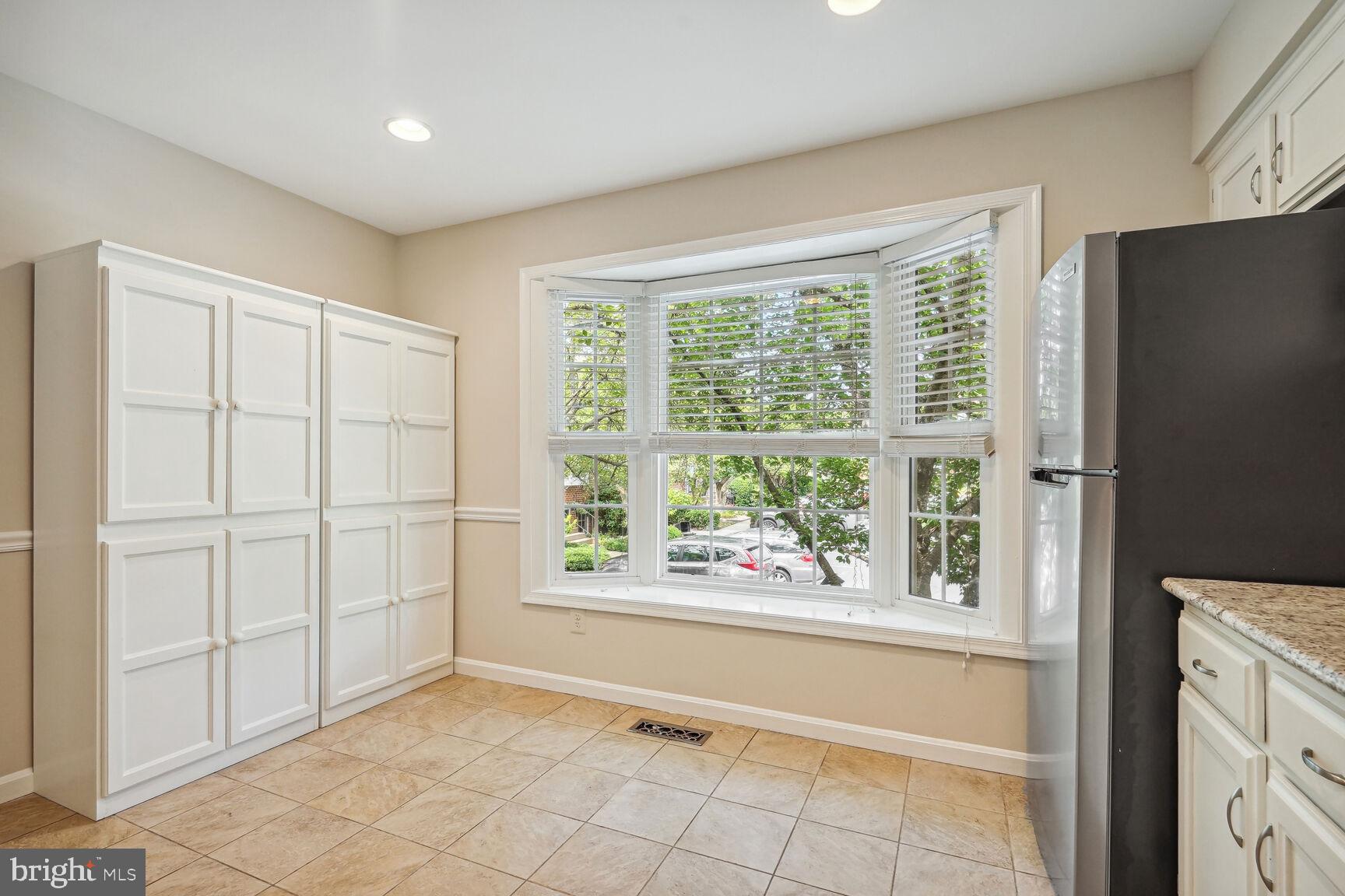 OAKTON VILLAGE - Residential