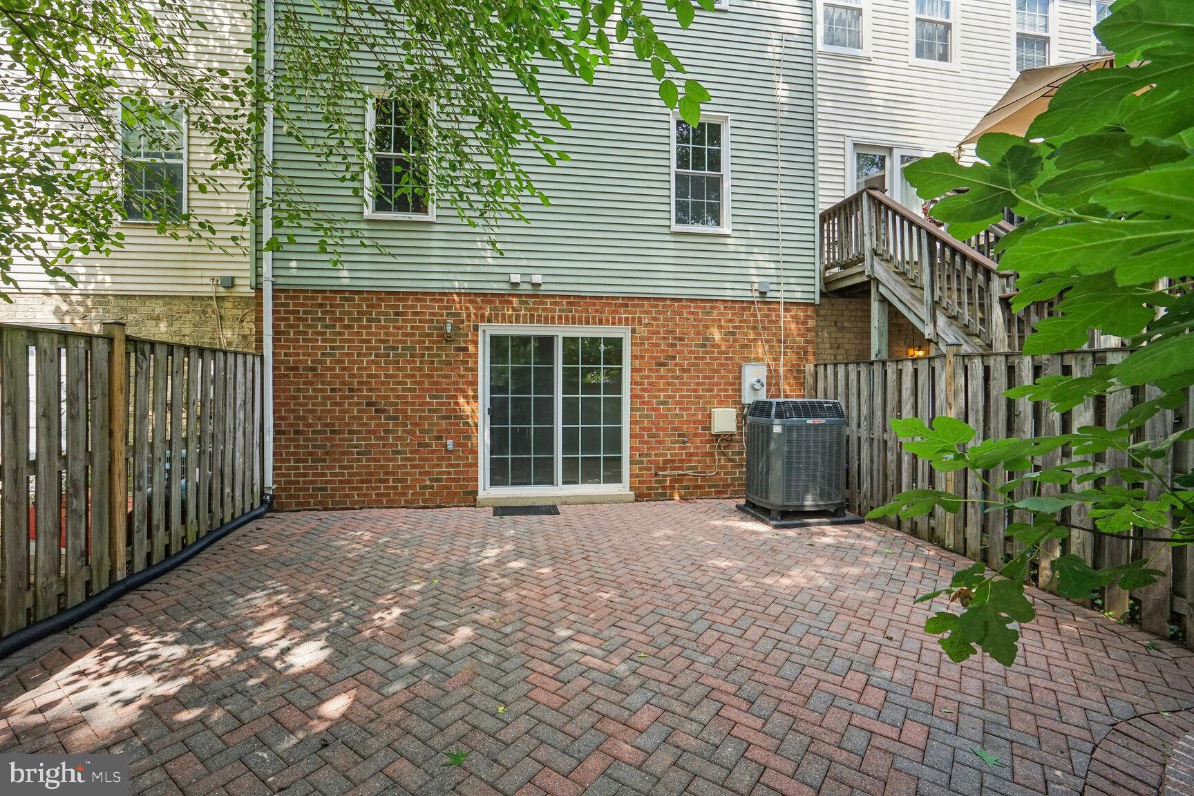 OAKTON VILLAGE - Residential