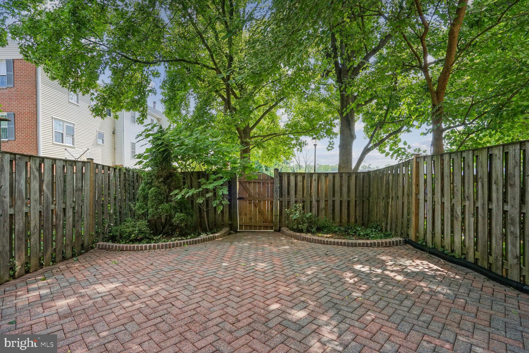 OAKTON VILLAGE - Residential