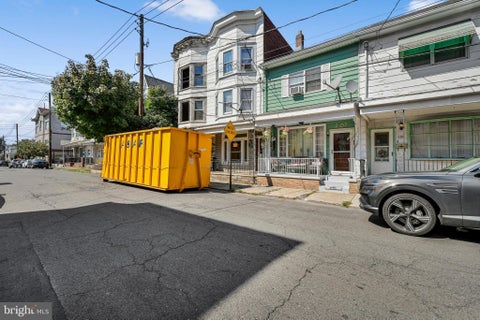 Townhouse For Sale - 209 W Cherry Street<br/> SHENANDOAH, PA 17976