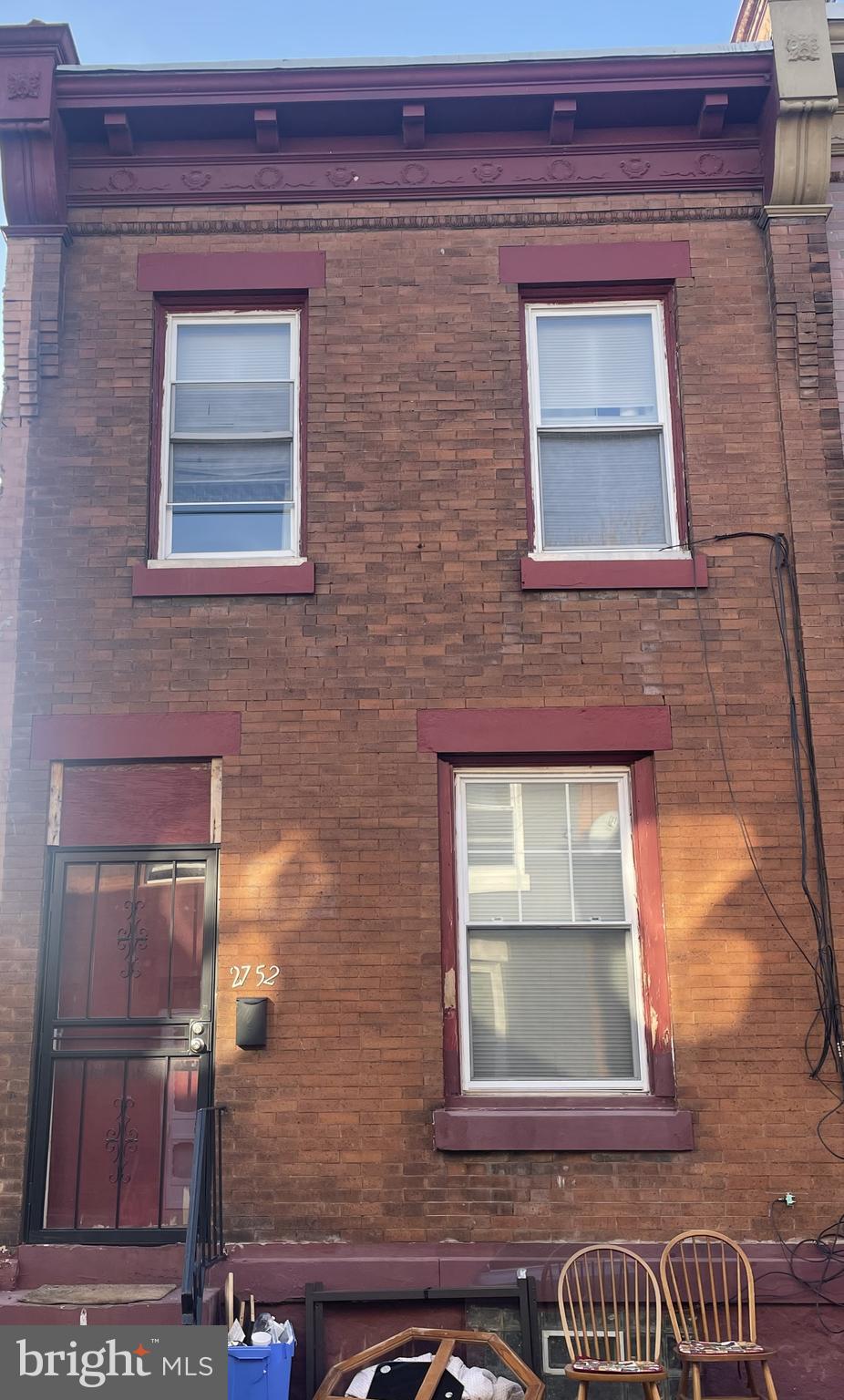 Calling all investors! This 3 bedroom 1 bathroom could be rent ready with a little TLC. Great rental comps and PHA/Sec8 is offering up to $1,788 for a 3 bedroom home in this area.
This property would definitely look good in any investor's portfolio.
Schedule you showing today.