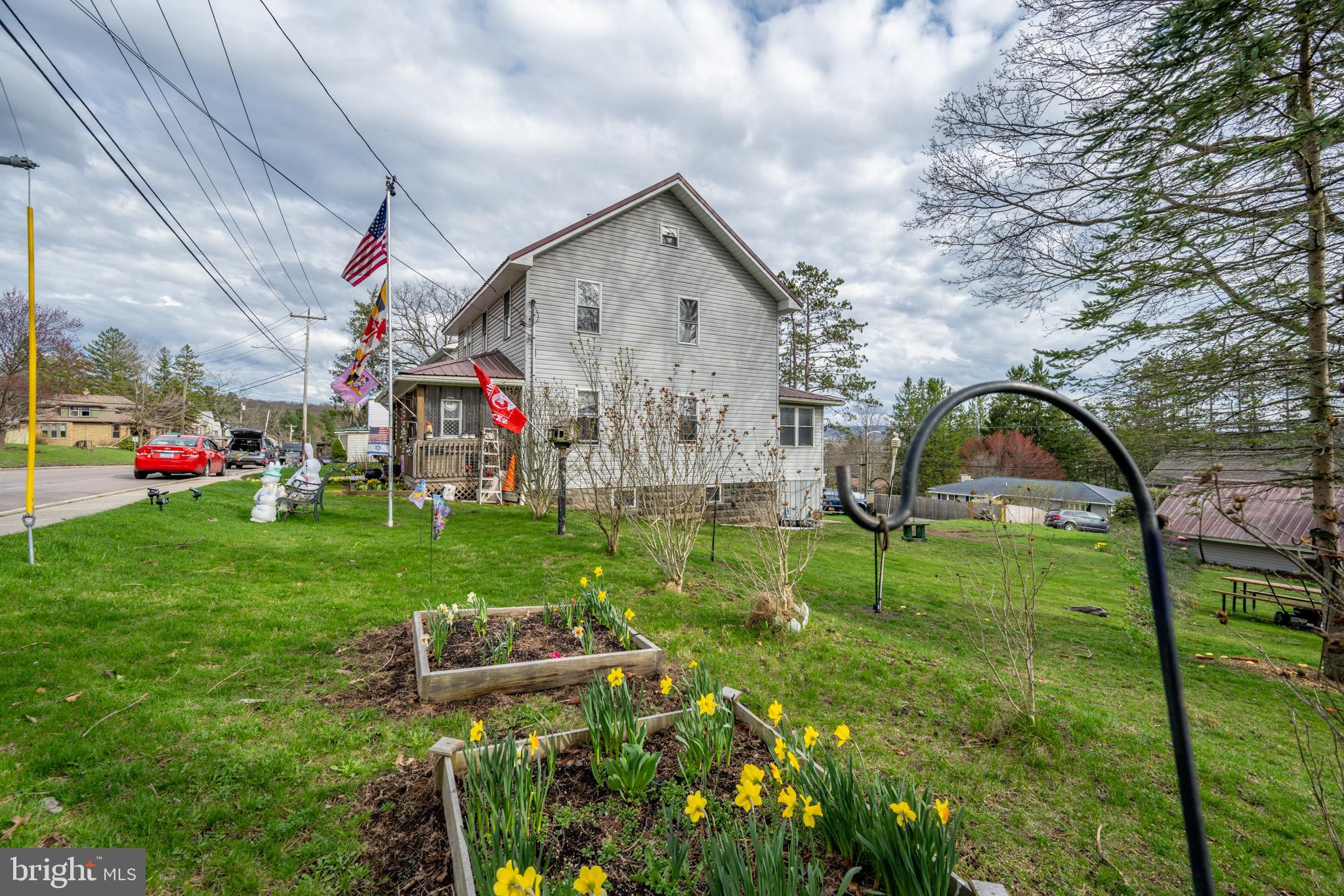 611 E OAK STREET