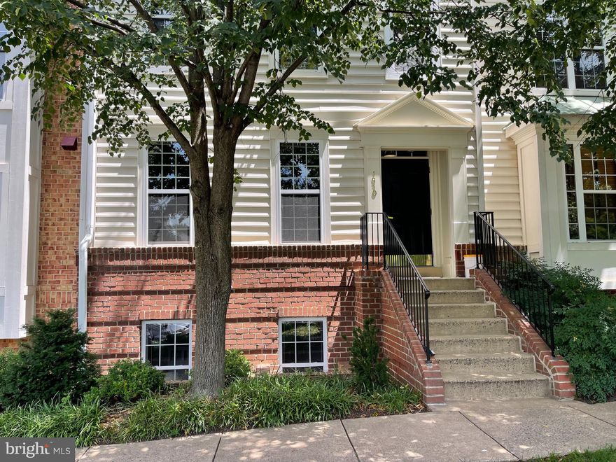 FANTASTIC PRICE REDUCTION!!! ENJOY LIVING IN THIS UPDATED 2 LEVEL CONDO. GLEAMING HARDWOOD FLOORS.. GOURMET KITCHEN AND BATHS.. ASSIGNED PARKING #25.. PLENTY OF GUEST PARKING.. CLOSE TO SPRING HILL METRO, SHOPPING AND RESTAURANTS.. COMMUNITY AMENITIES INCLUDE: POOL, WALKING TRAILS, FITNESS CENTER AND COMMUNITY ROOM. A GREAT PLACE TO LIVE! VACANT AND READY FOR OCCUPANCY. BRAND NEW CARPETING.
PLEASE, NO PETS, NO SMOKING. 

PLEASE CALL THE AGENT FOR LINK TO NATIONAL TENANT NETWORK APPLICATION