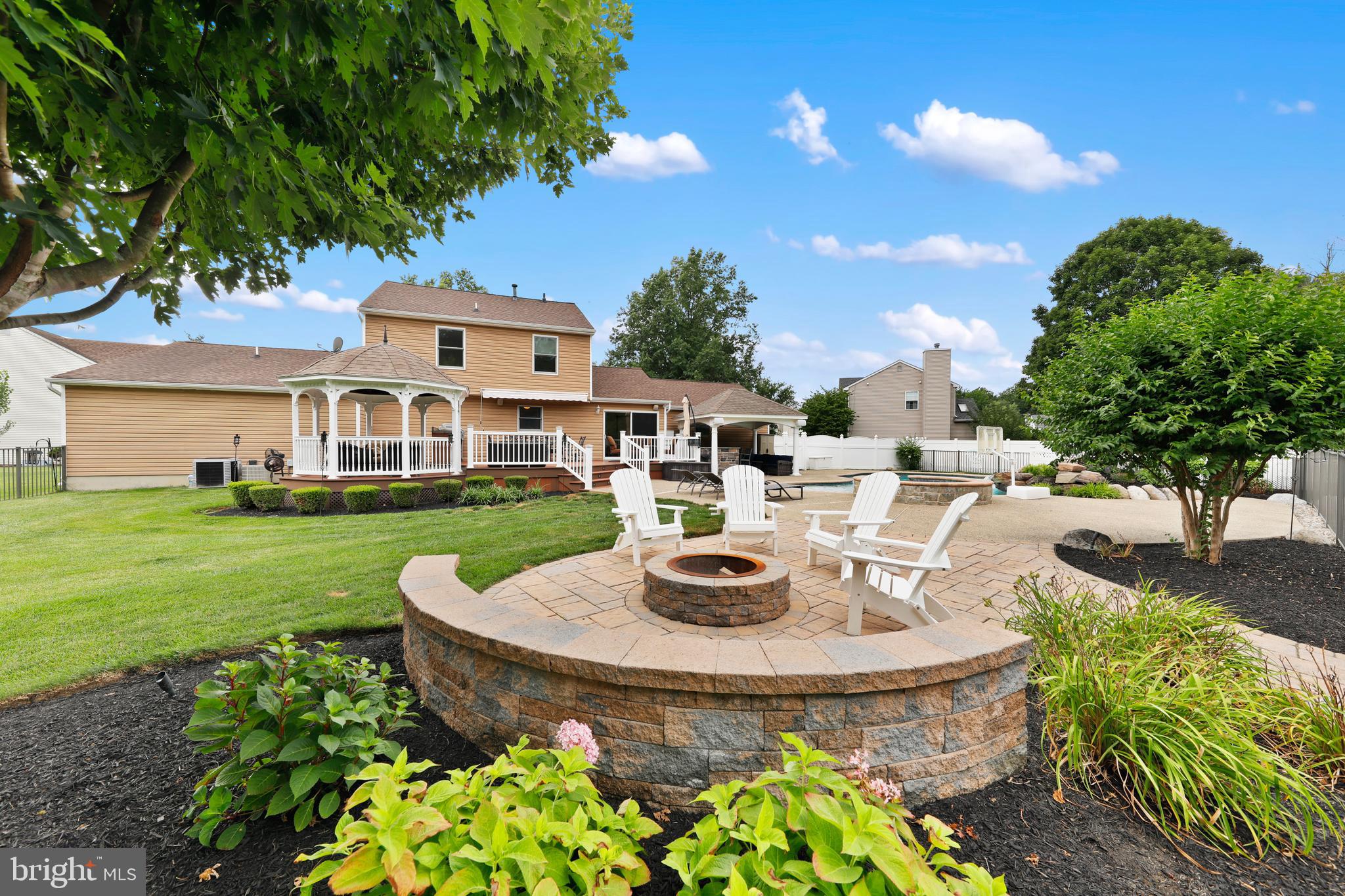4 CASTLE COURT