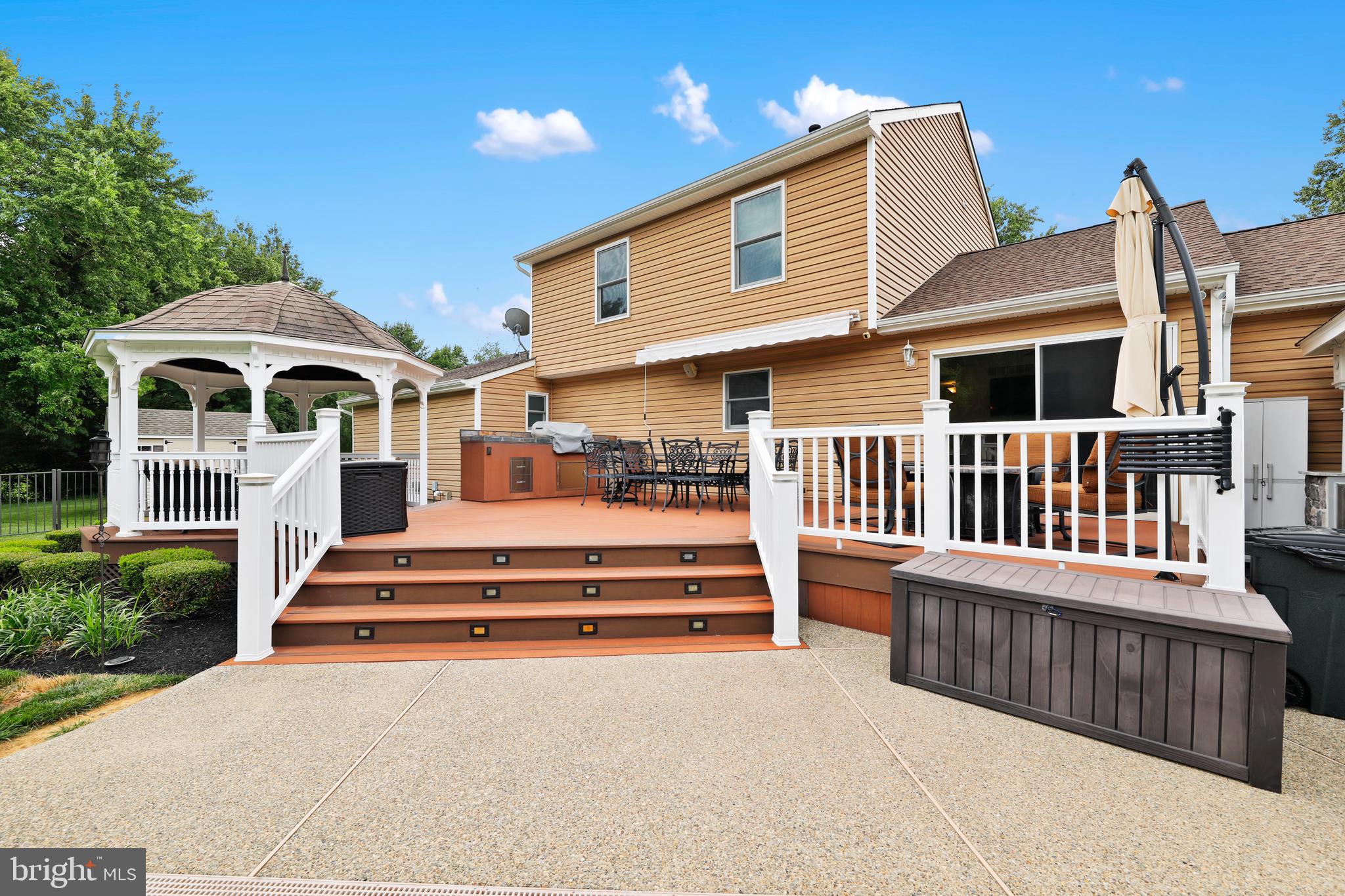 4 CASTLE COURT