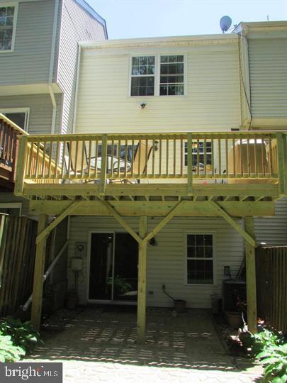 LONDON TOWNE - Residential Lease