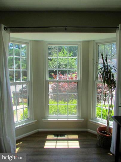 LONDON TOWNE - Residential Lease