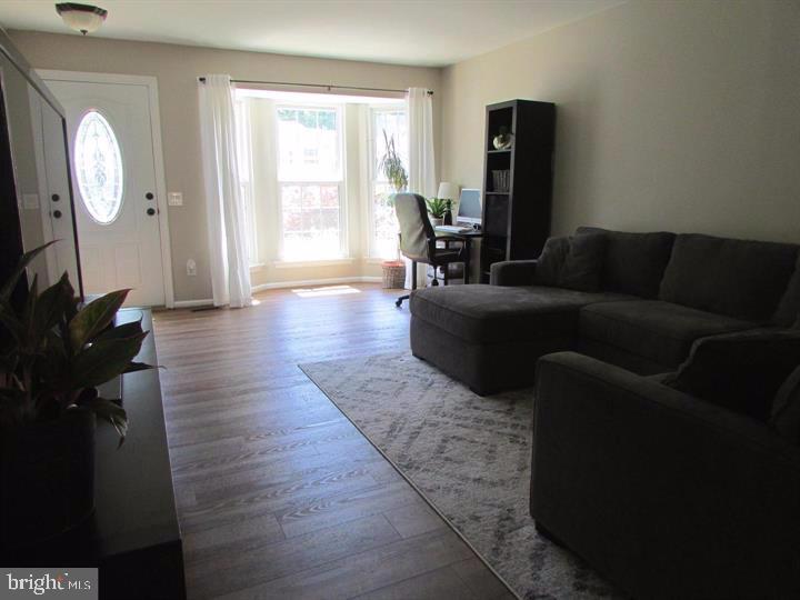 LONDON TOWNE - Residential Lease