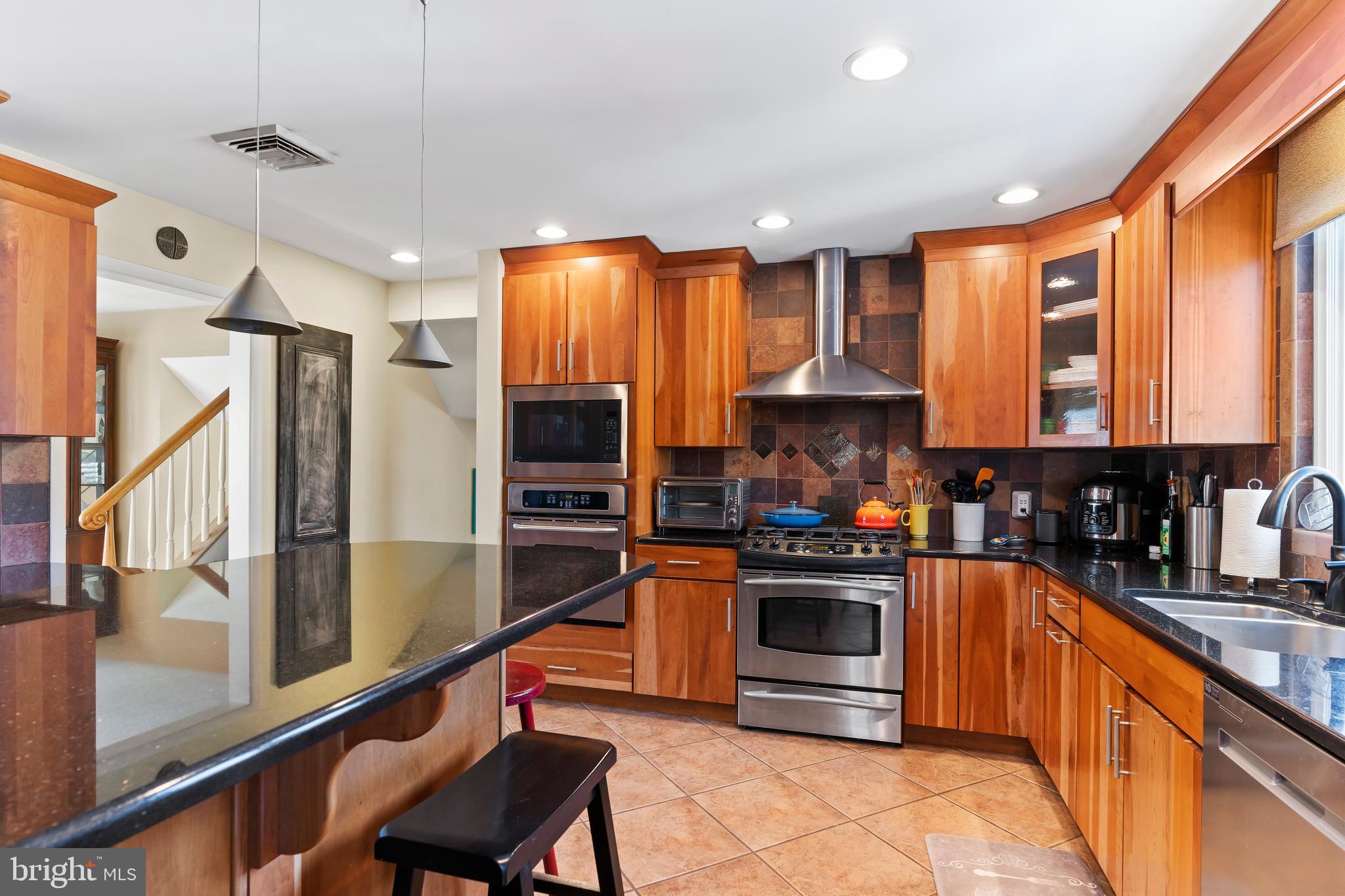 COUNTRY CLUB HILLS - Residential