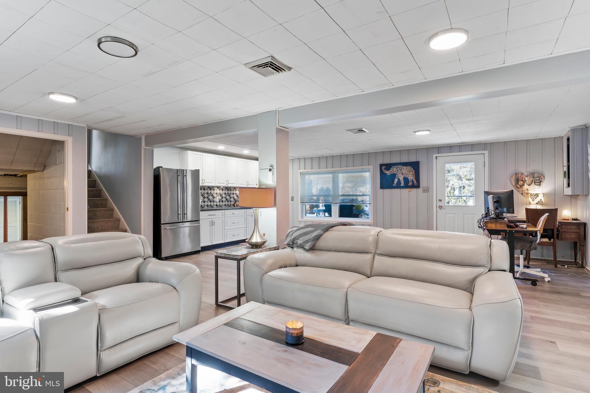 COUNTRY CLUB HILLS - Residential