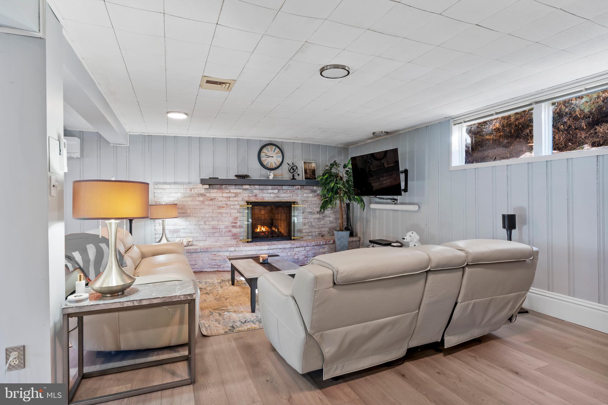 COUNTRY CLUB HILLS - Residential