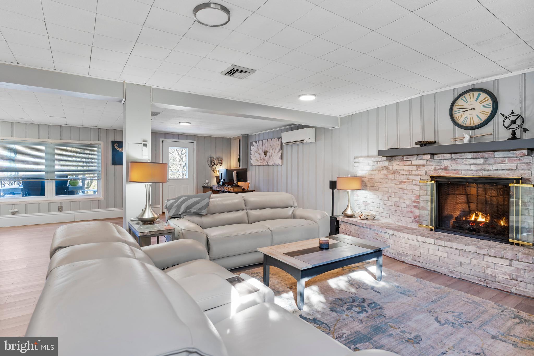 COUNTRY CLUB HILLS - Residential