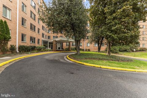 Photo of 3000 Spout Run Parkway #D512, ARLINGTON, VA 22201 (MLS # VAAR2070276)
