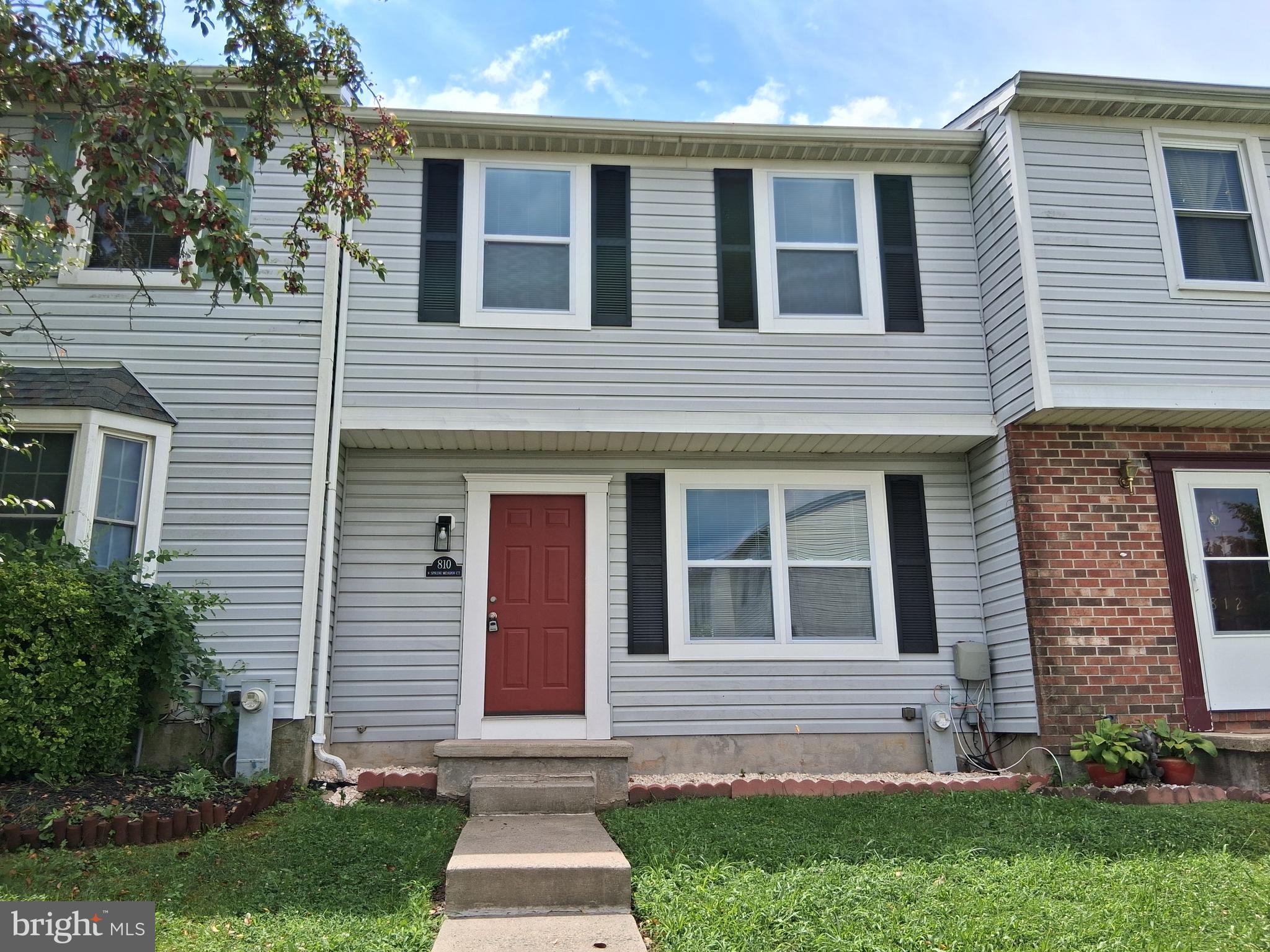 810 W SPRING MEADOW COURT