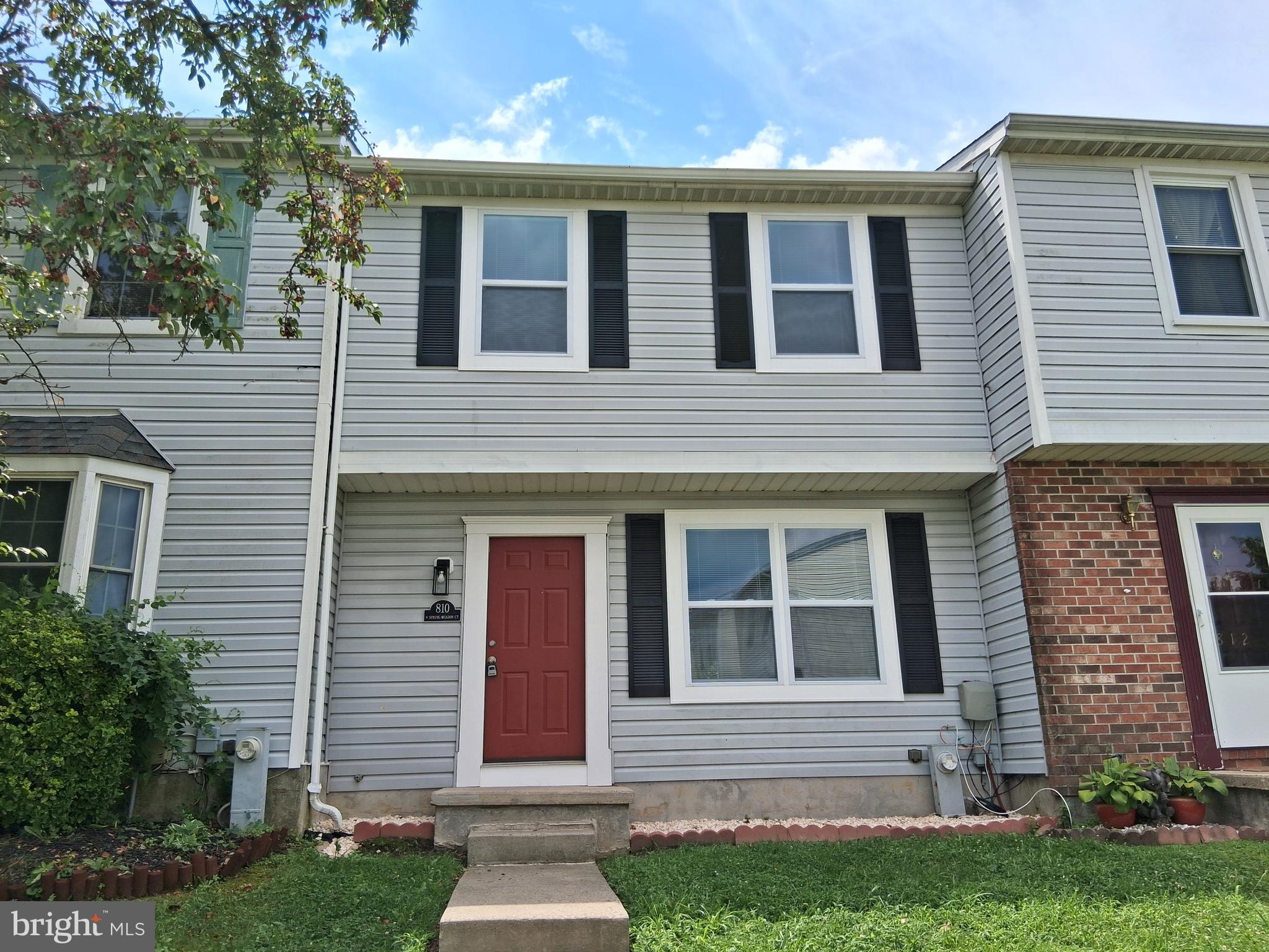 810 W SPRING MEADOW COURT