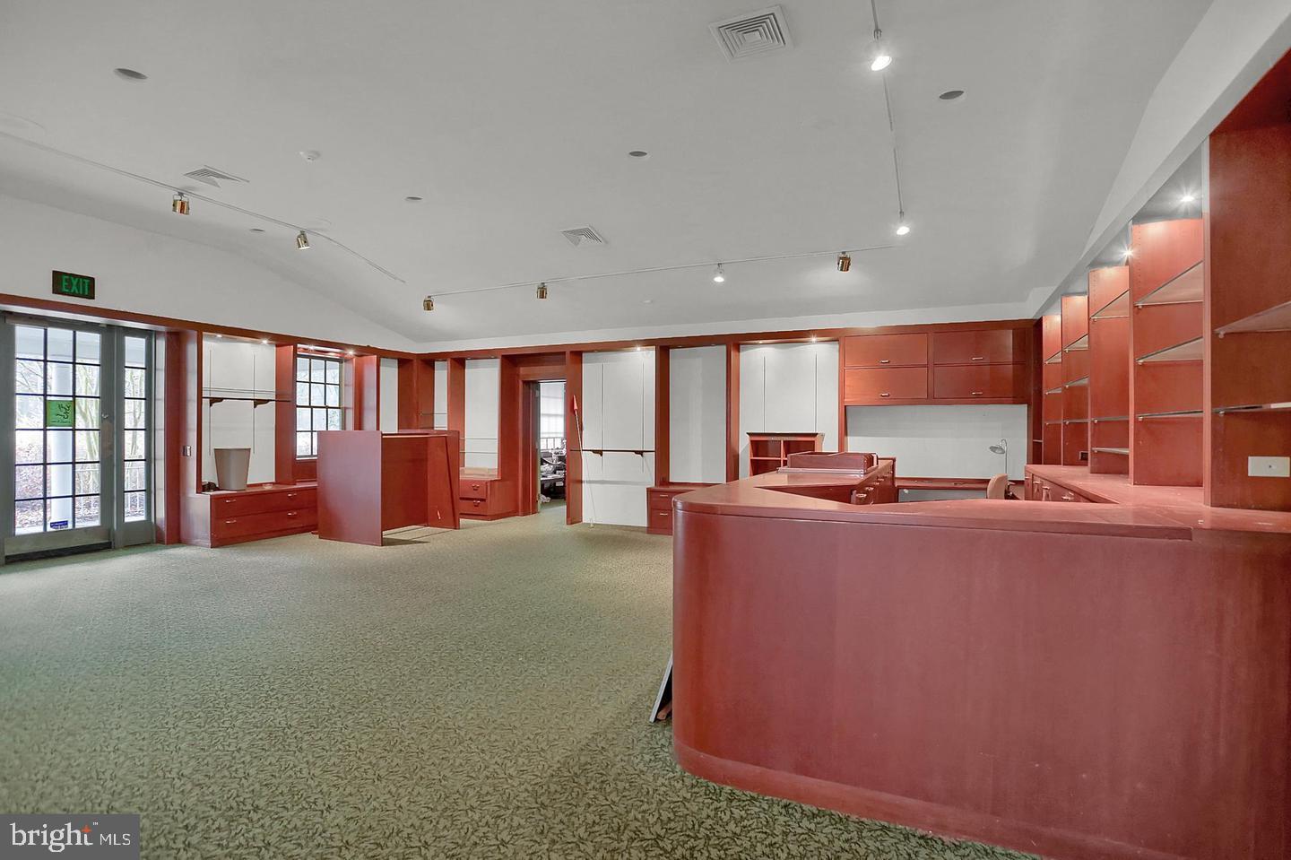 FELICITA - Commercial Sale