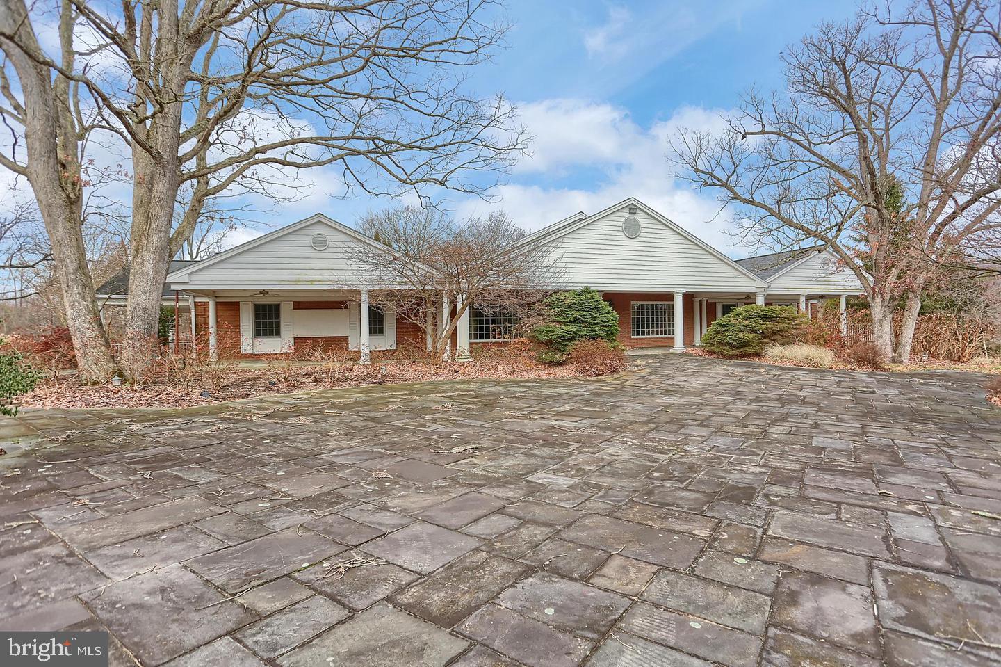 FELICITA - Commercial Sale