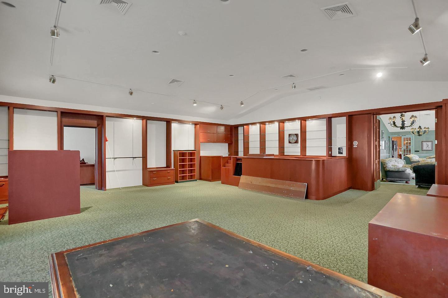 FELICITA - Commercial Sale