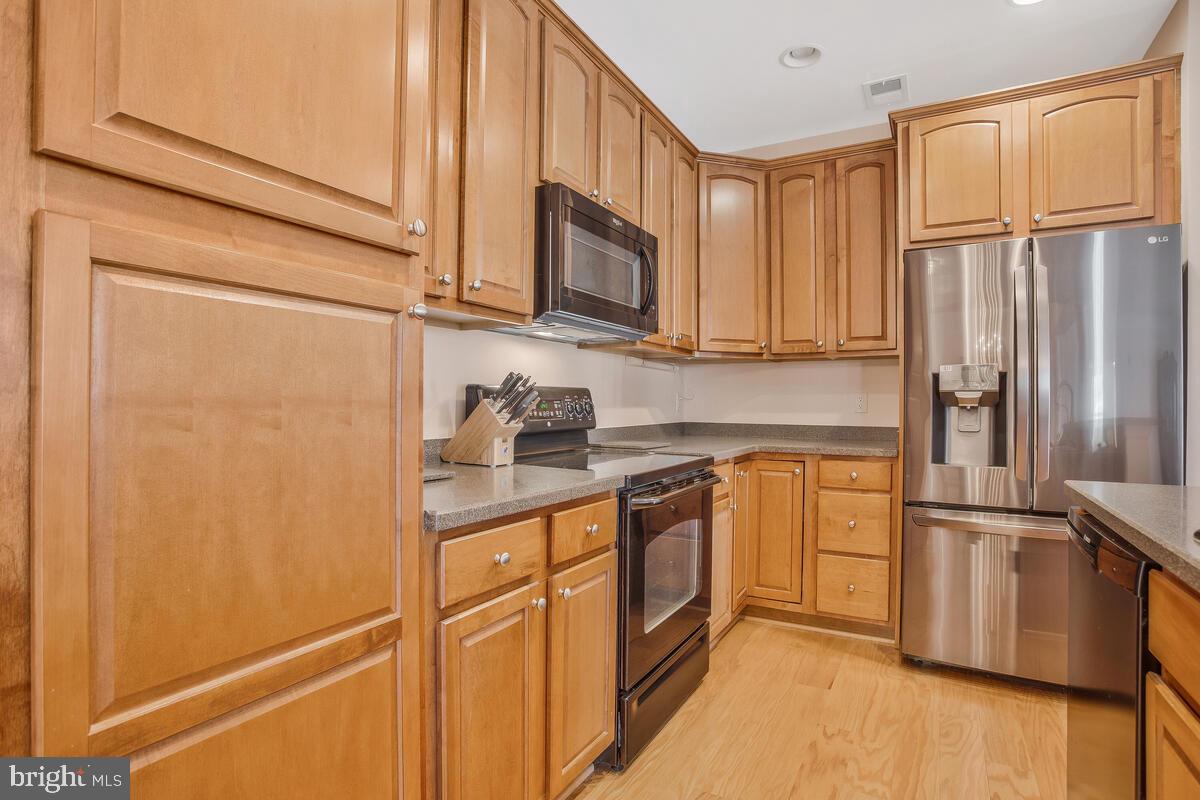 FOUR SEASONS - Residential