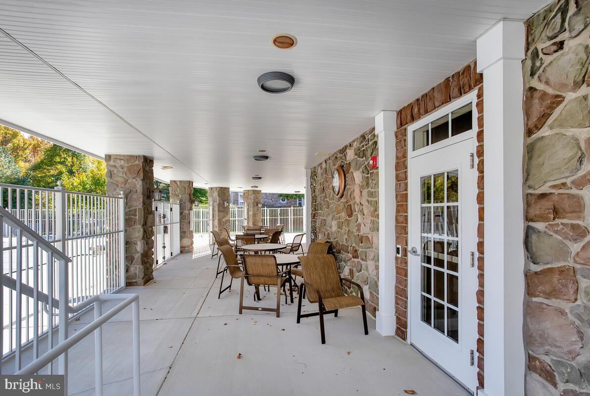 FOUR SEASONS - Residential