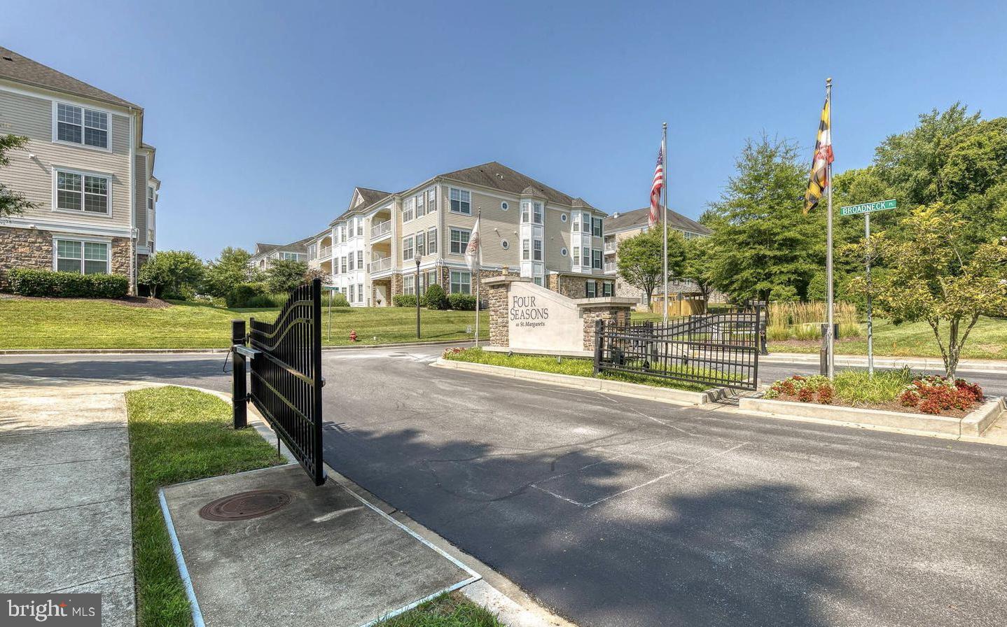 FOUR SEASONS - Residential