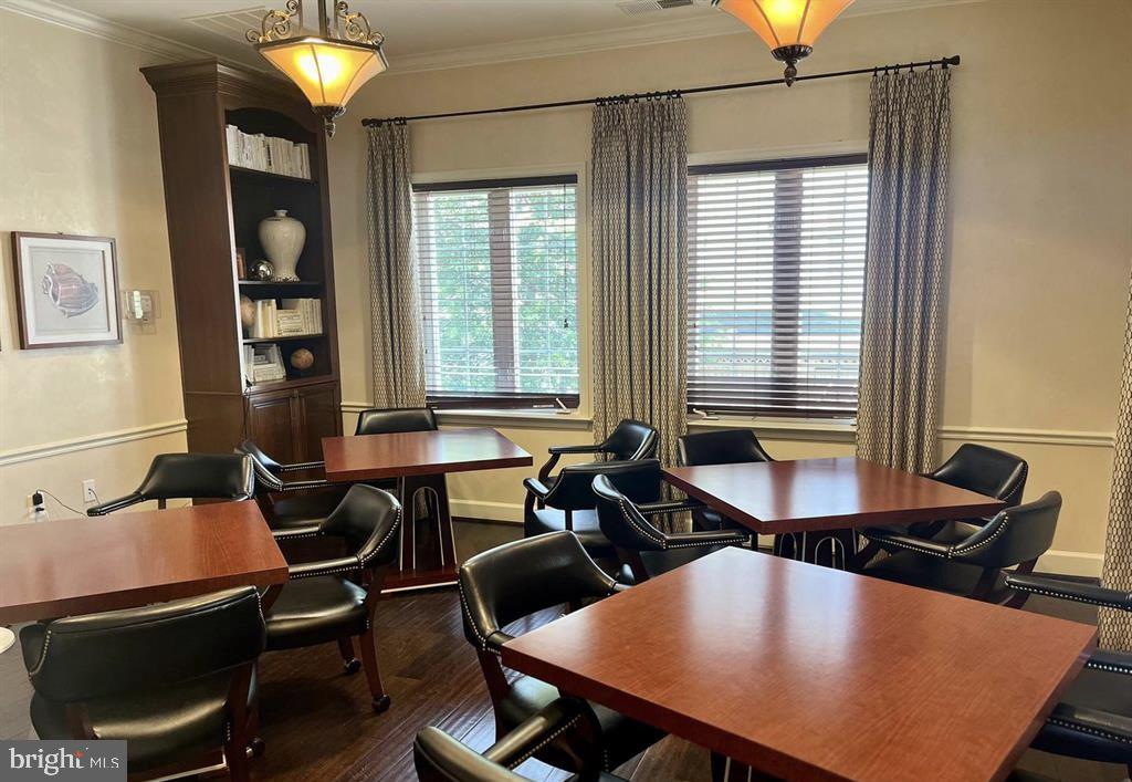 FOUR SEASONS - Residential