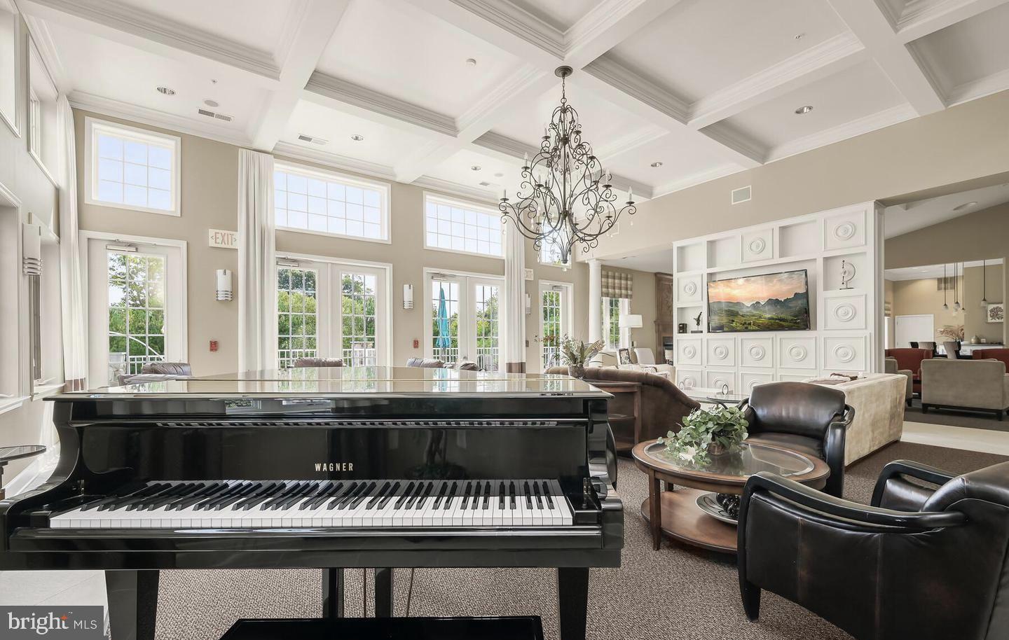 FOUR SEASONS - Residential