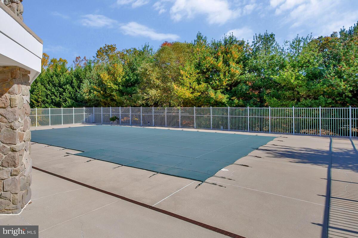 FOUR SEASONS - Residential