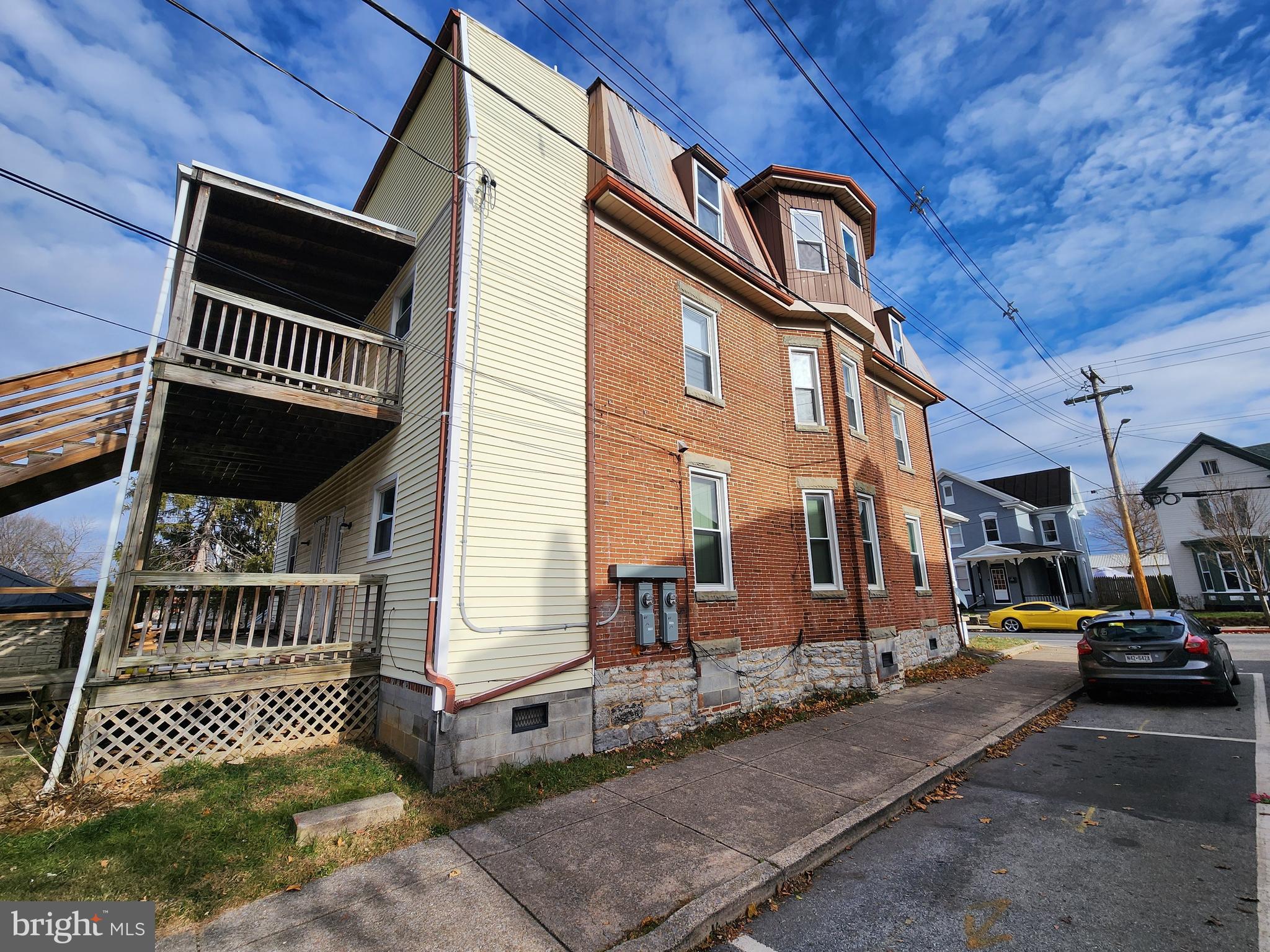 Main image without alt text