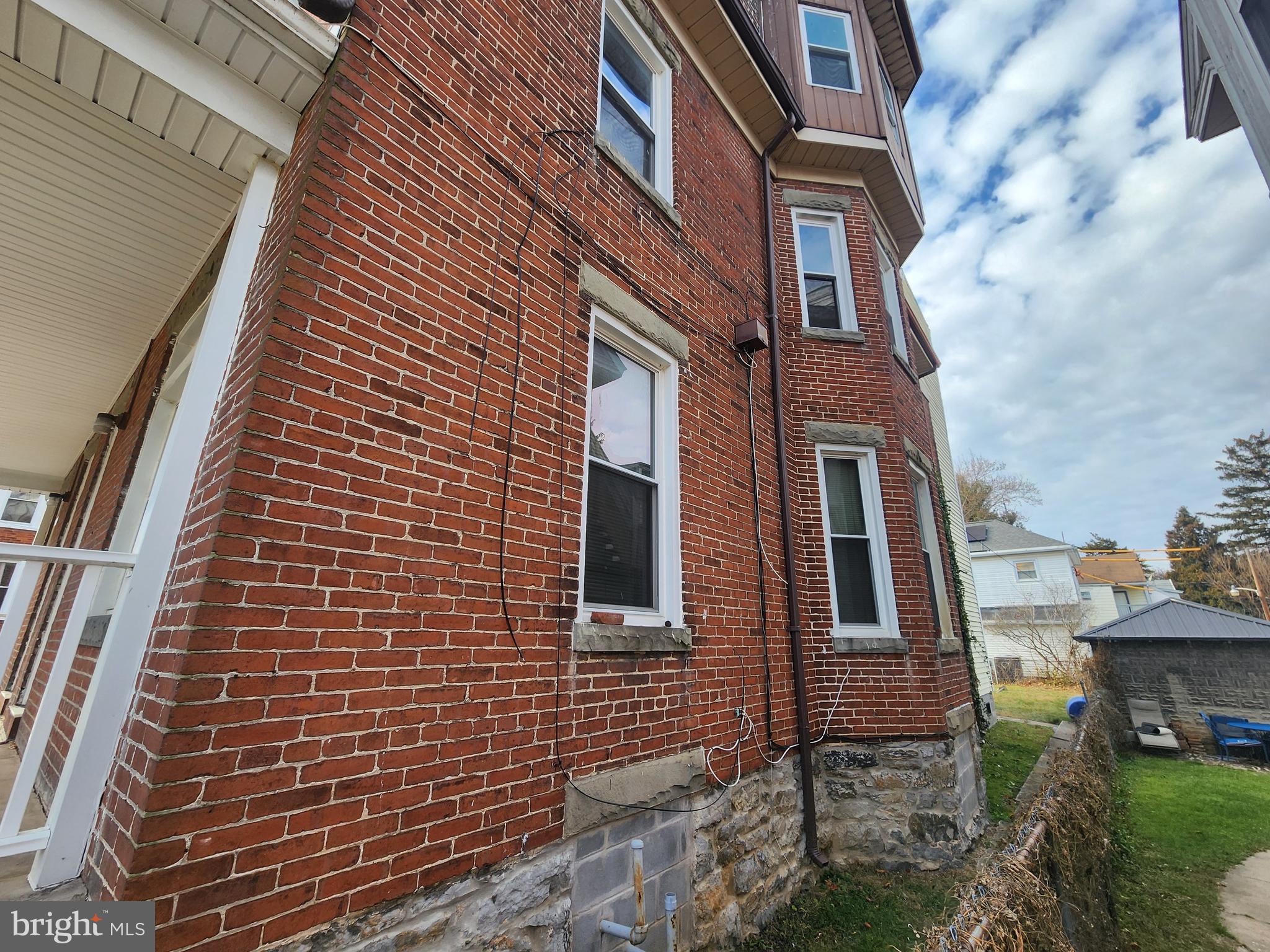 Main image without alt text