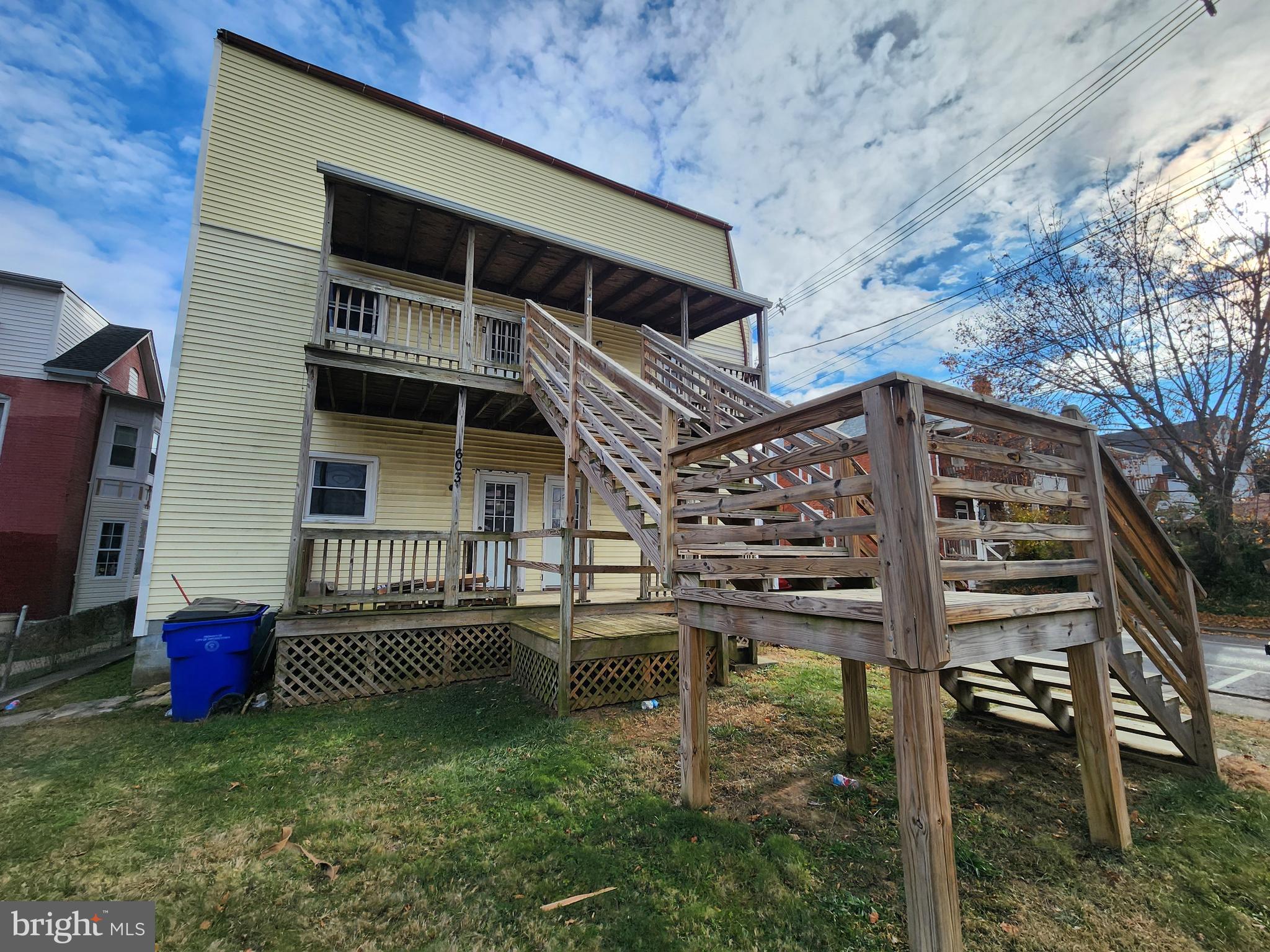 Main image without alt text