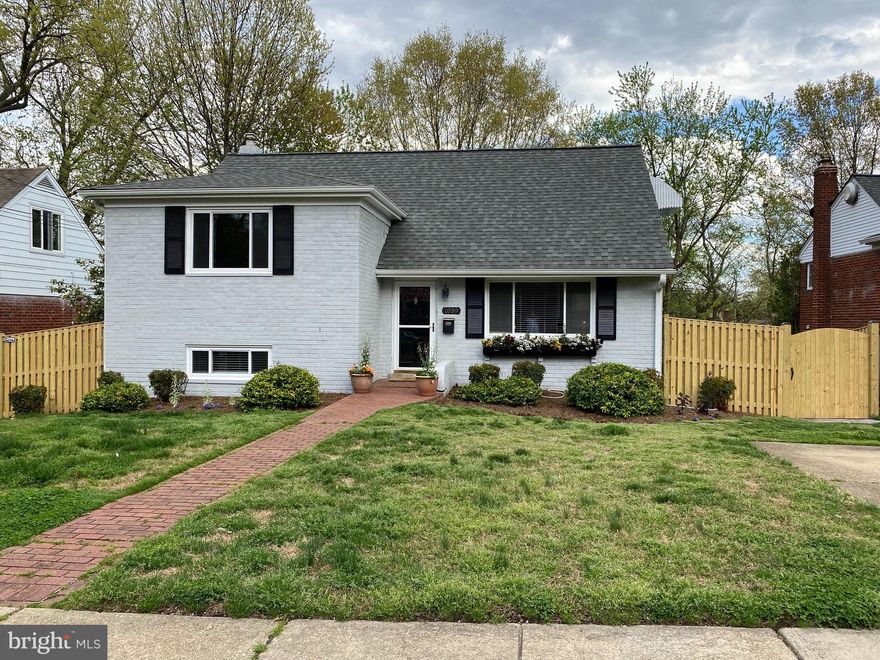 Lovely updated home in Brookville. Hardwood flooring. Nice open floor plan. Lots of closet space. Replacement windows. Roof recently replaced. Stainless appliances. Granite counters. Updated Lighting throughout. Updated baths. Off street parking. Freshly painted. Attic space. Huge rear screened in porch that's perfect for entertaining or just enjoying the private back yard. The rear porch has recessed lights and two ceiling fans. There is also an adjacent covered patio that's great for grilling. Nice Storage shed out back. New wood fence around the rear of the property. Beautifully landscaped. Cul de sac location in the heart of Alexandria. Close to all commuter routes as well as parks, schools, shops & restaurants. This one is a beauty! It's spotlessly clean and ready for new owners.