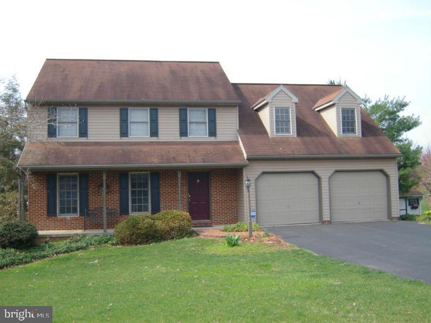 Great home in a fantastic neighborhood. Walk to Park and Community Pool. Close to schools, shopping, bypass, etc. Private neighborhood.