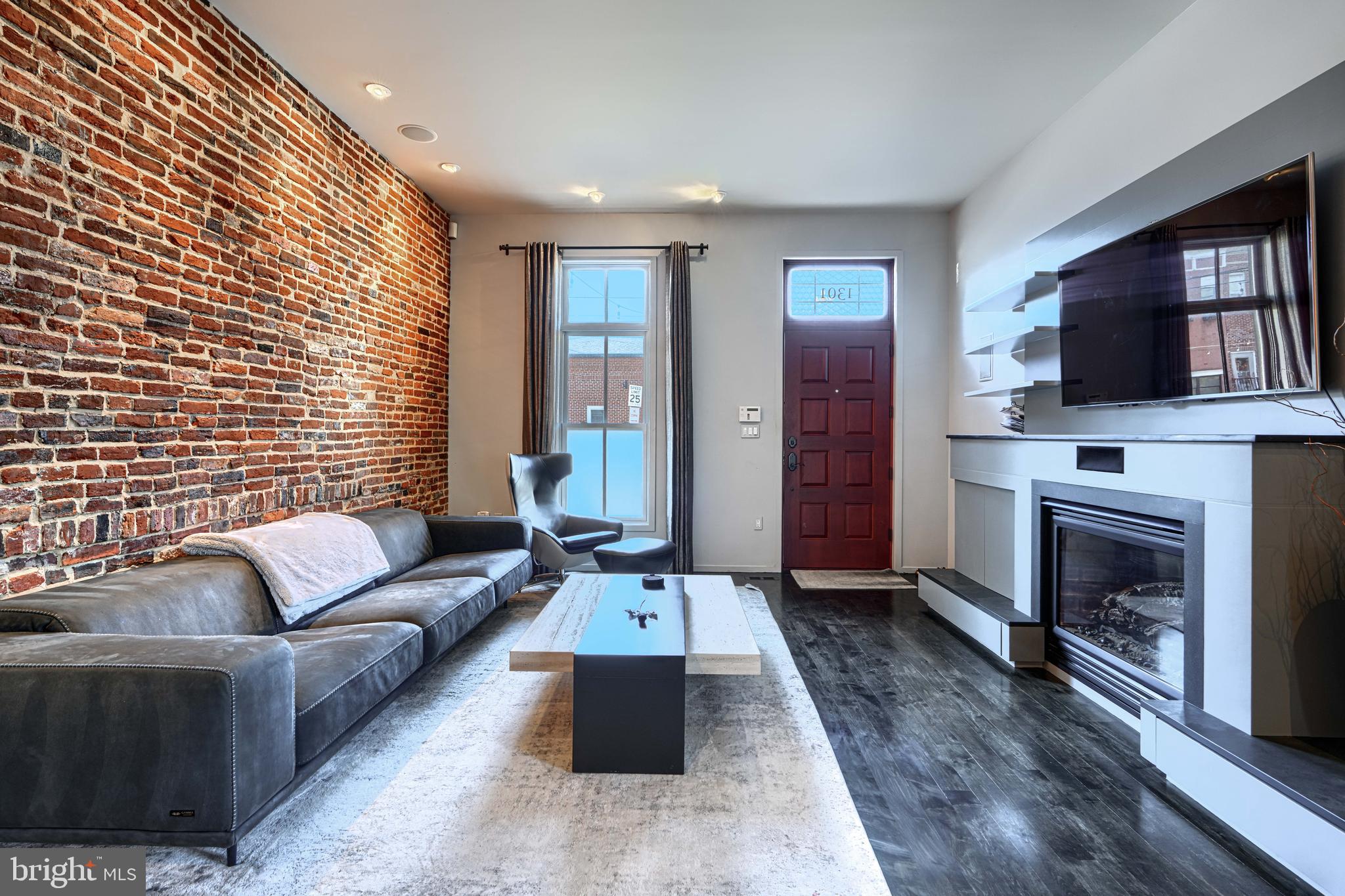 LOCUST POINT - Residential